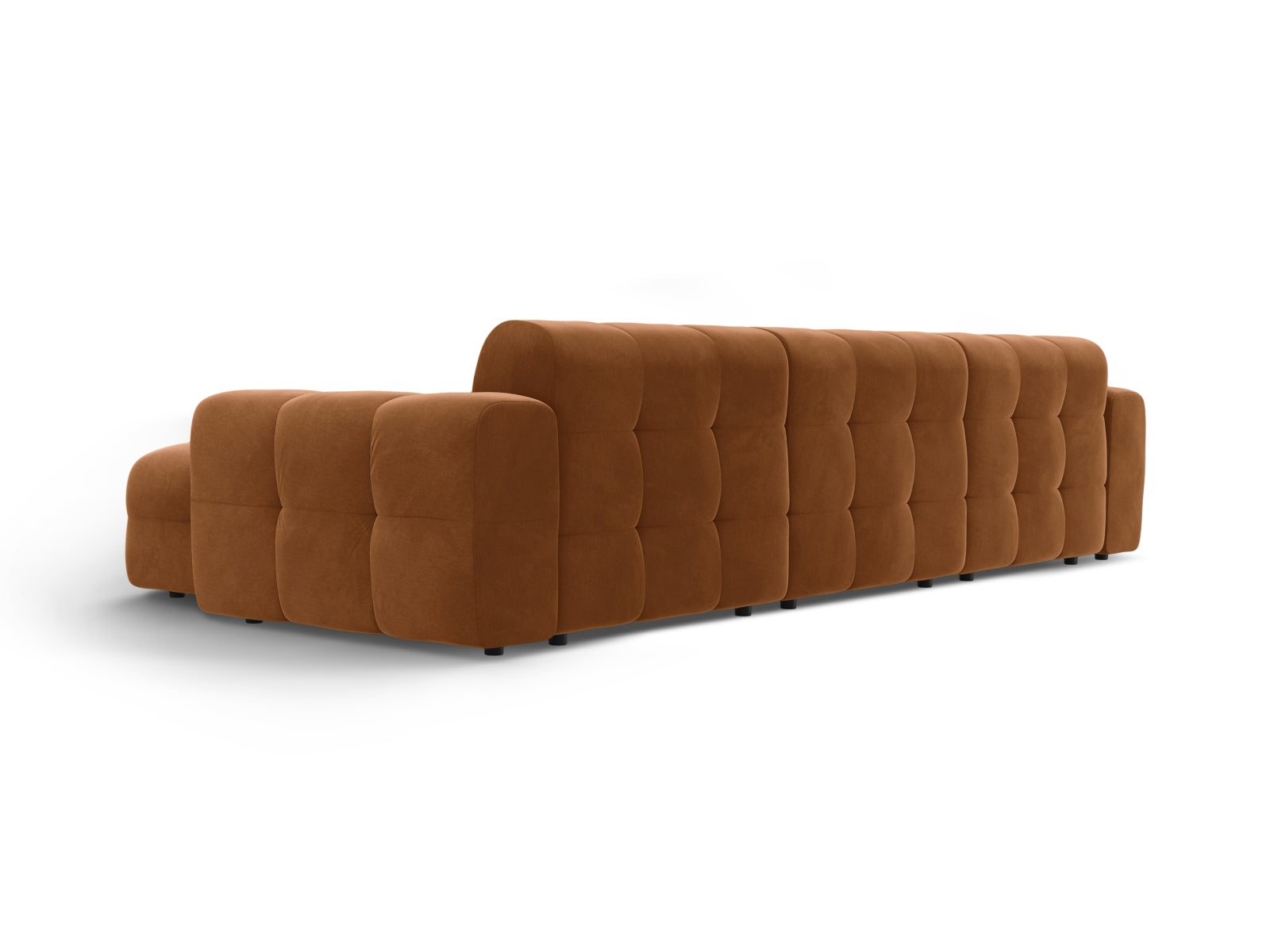 Elegantes Kendal Velour Ecksofa in sanftem Camel, 5-Sitzer, ideal für stilvolle Wohnräume. Hochwertige Materialien von Micadoni.