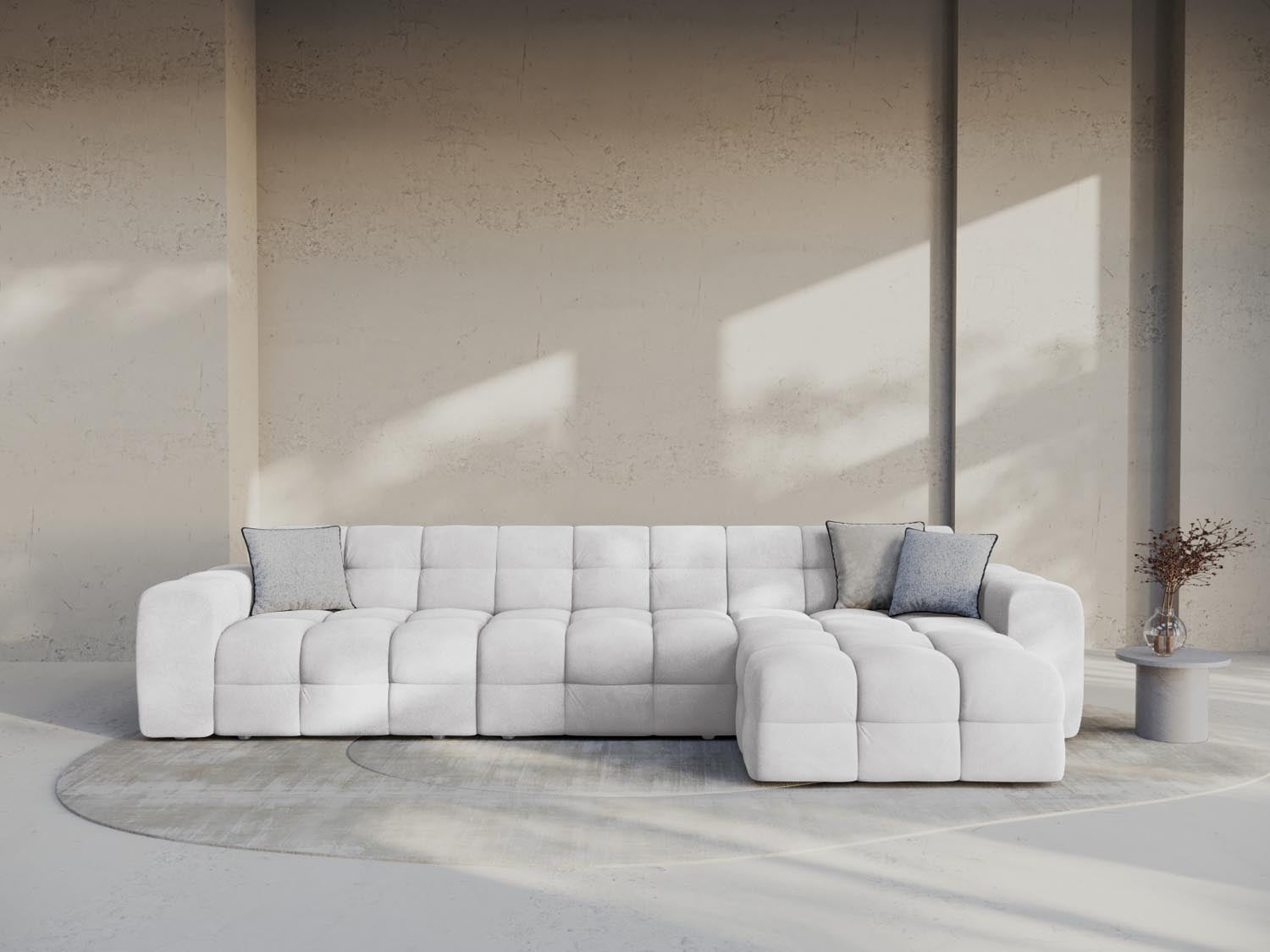 Elegantes Kendal Velour Ecksofa in hellem Grau, ideal für stilvolle Wohnräume. Komfortables 5-Sitzer L-Sofa von Micadoni.