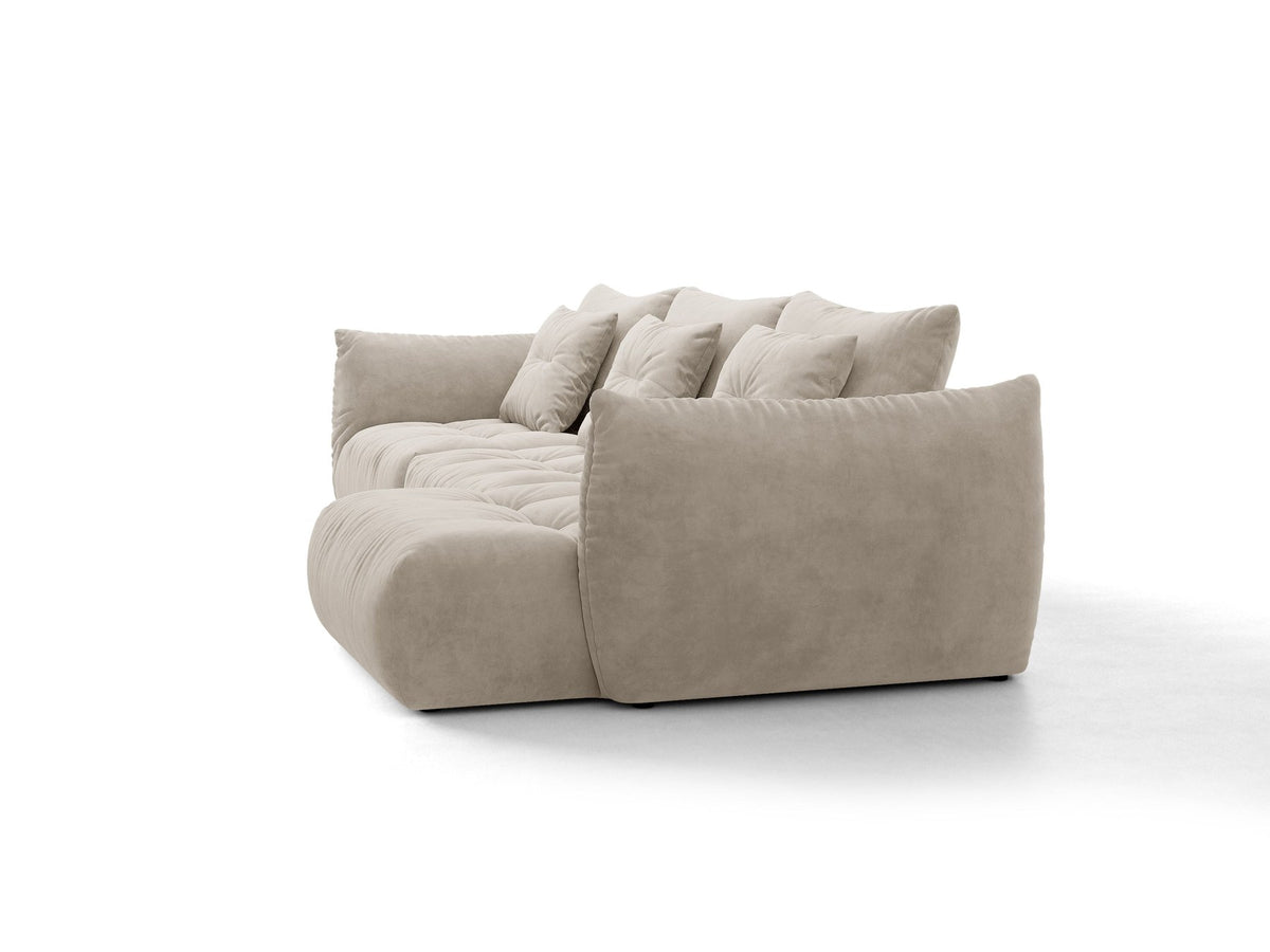 Beiges L-Sofa rechts Bloom von Micadoni mit Veloursstoff-Bezug Casino Pearl, schwarzen Kunststoffbeinen und sichtbarem Staufach unter der Sitzfläche.