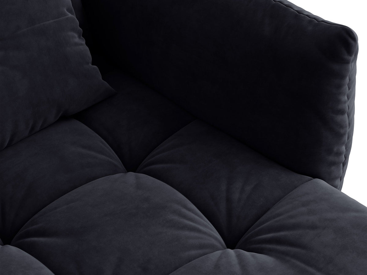 Beiges L-Sofa rechts Bloom von Micadoni mit Veloursstoff-Bezug Casino Pearl, schwarzen Kunststoffbeinen und sichtbarem Staufach unter der Sitzfläche.
