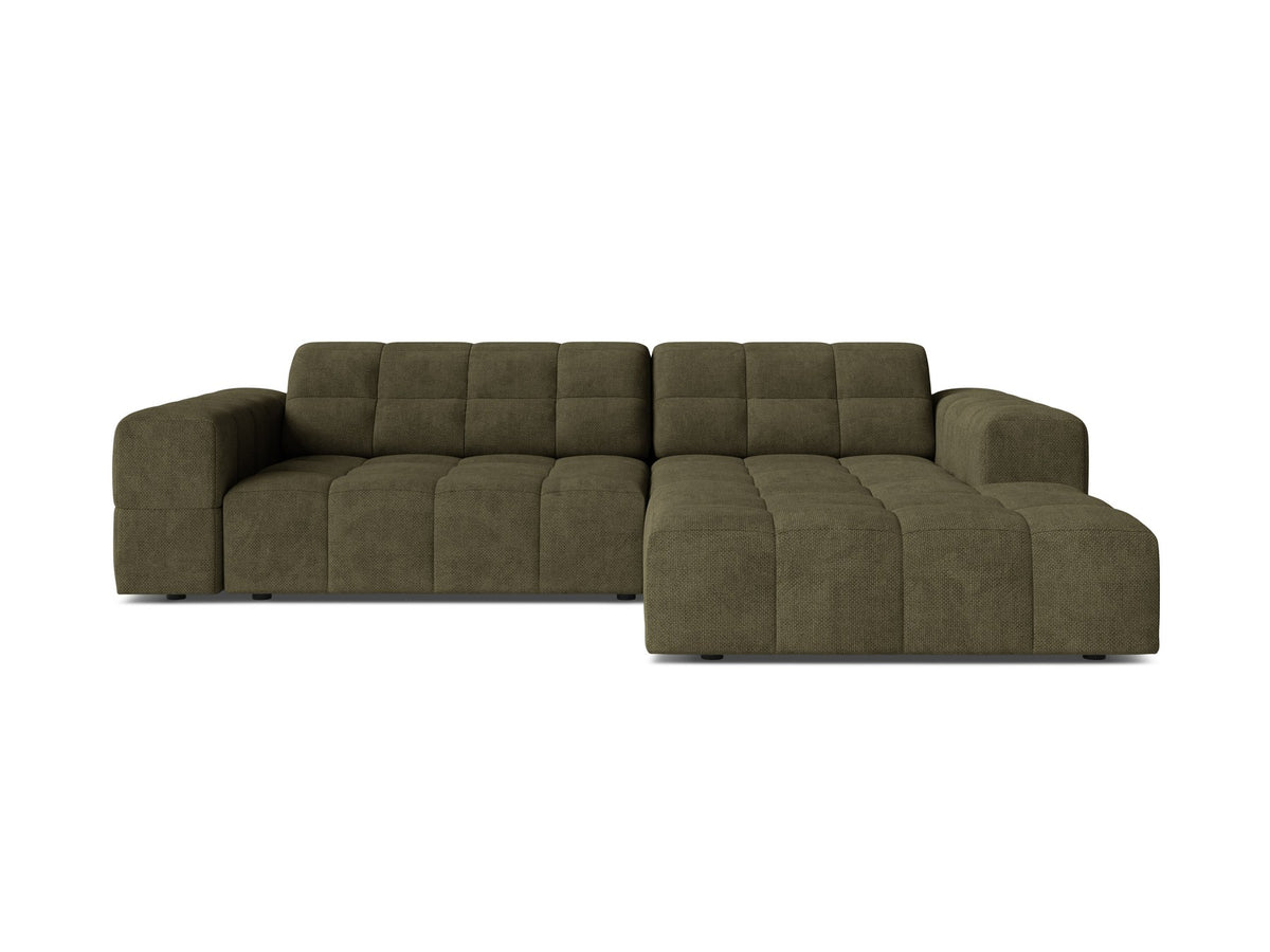 Jennifer Linkes Ecksofa von Micadoni in leichtem Beige, L-Form rechts, bezogen mit Chenille-Stoff Eden 2 Pearl, schwarze Kunststoffbeine.