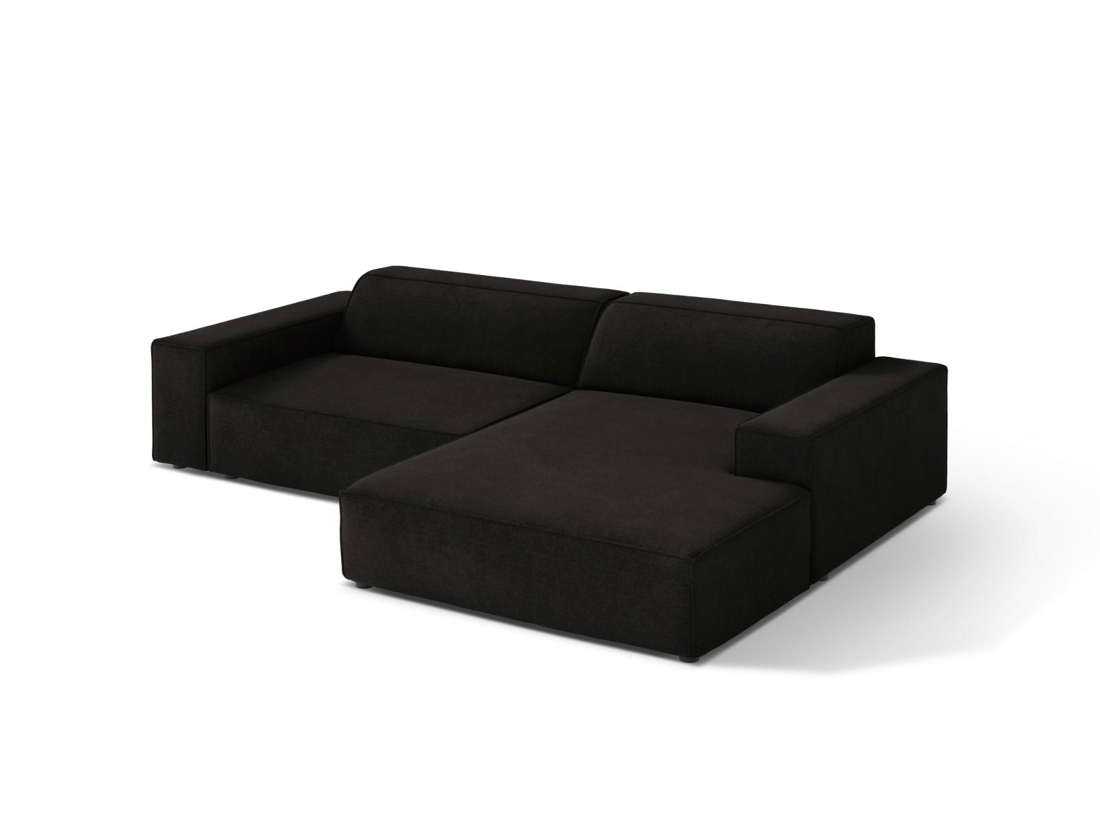 Elegantes 3-Sitzer Ecksofa Jodie in stilvollem Schwarz, ideal für moderne Wohnräume, präsentiert von Micadoni.