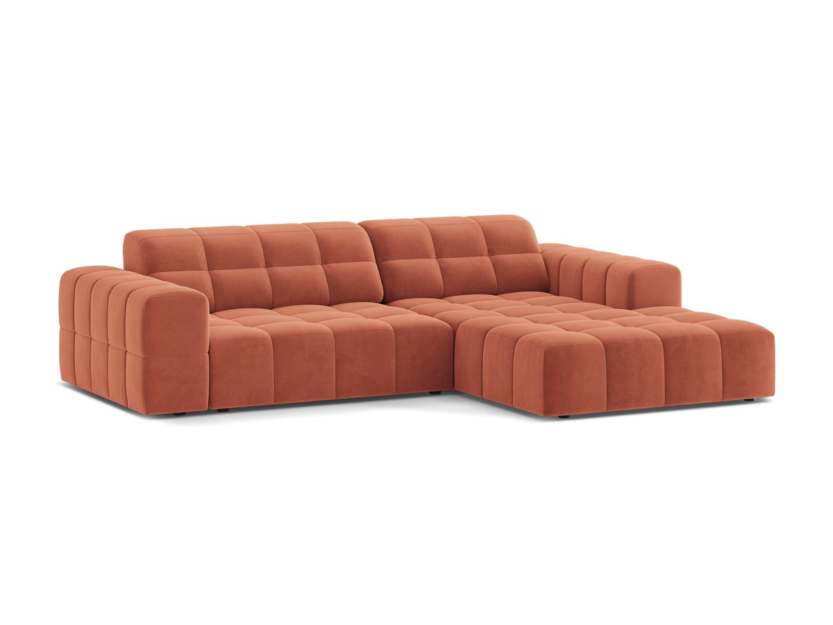 Jennifer Linkes Ecksofa von Micadoni in leichtem Beige, L-Form rechts, bezogen mit Chenille-Stoff Eden 2 Pearl, schwarze Kunststoffbeine.