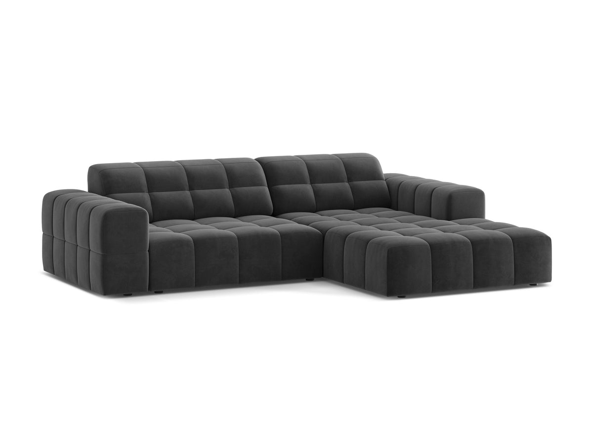Jennifer Linkes Ecksofa von Micadoni in leichtem Beige, L-Form rechts, bezogen mit Chenille-Stoff Eden 2 Pearl, schwarze Kunststoffbeine.