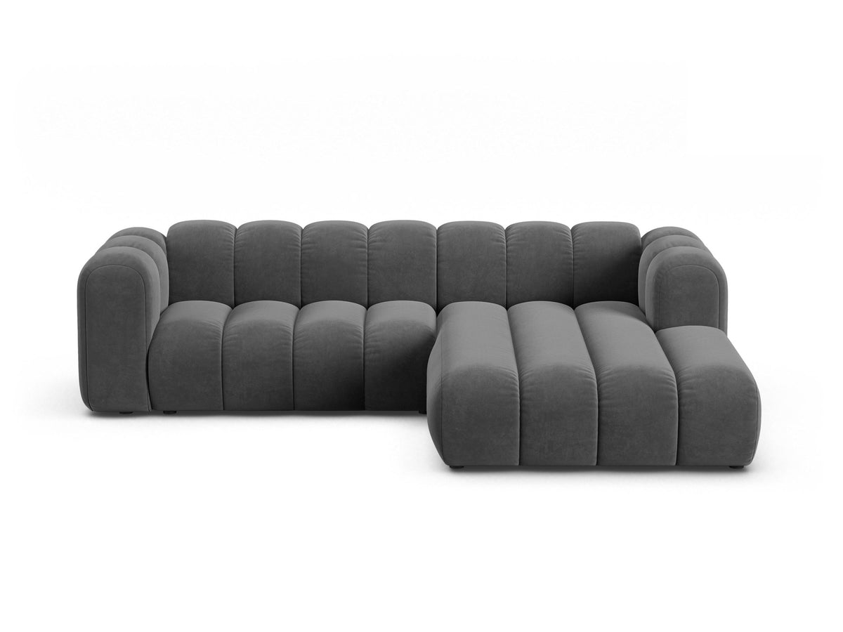 Modulares Ecksofa in leichtem Beige mit Venus-Samtstoff, schwarzen Kunststoffbeinen und einer Sitzbreite von 210 cm, Hersteller Micadoni.