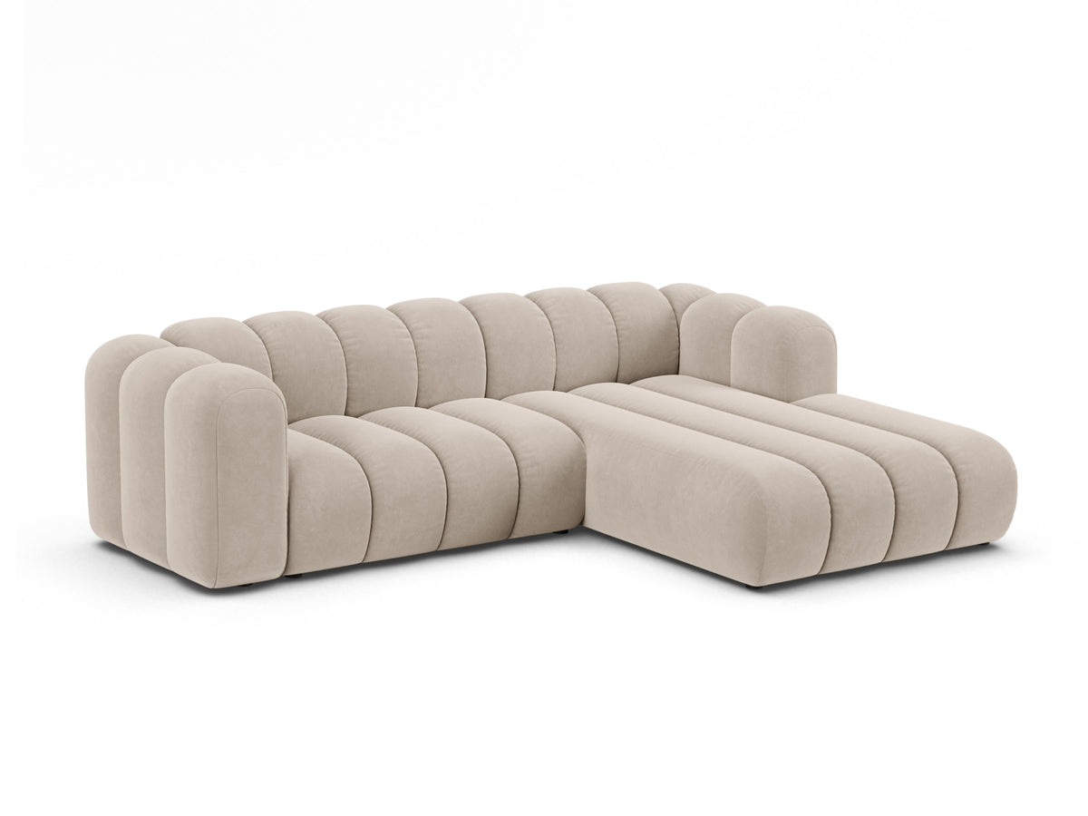 Lupine Velour Modular Ecksofa rechts 4 Sitzer in Beige-Salvador präsentiert im Onlineshop von KAQTU Design AG. L-Sofa rechts ist von Micadoni