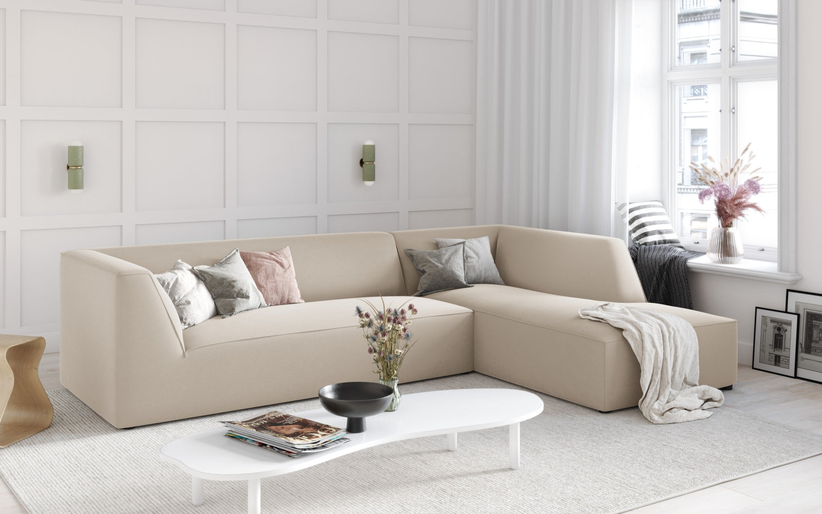 Elegantes Ruby Velour Ecksofa in Beige, modulares Design, ideal für stilvolle Wohnräume, präsentiert von Micadoni.