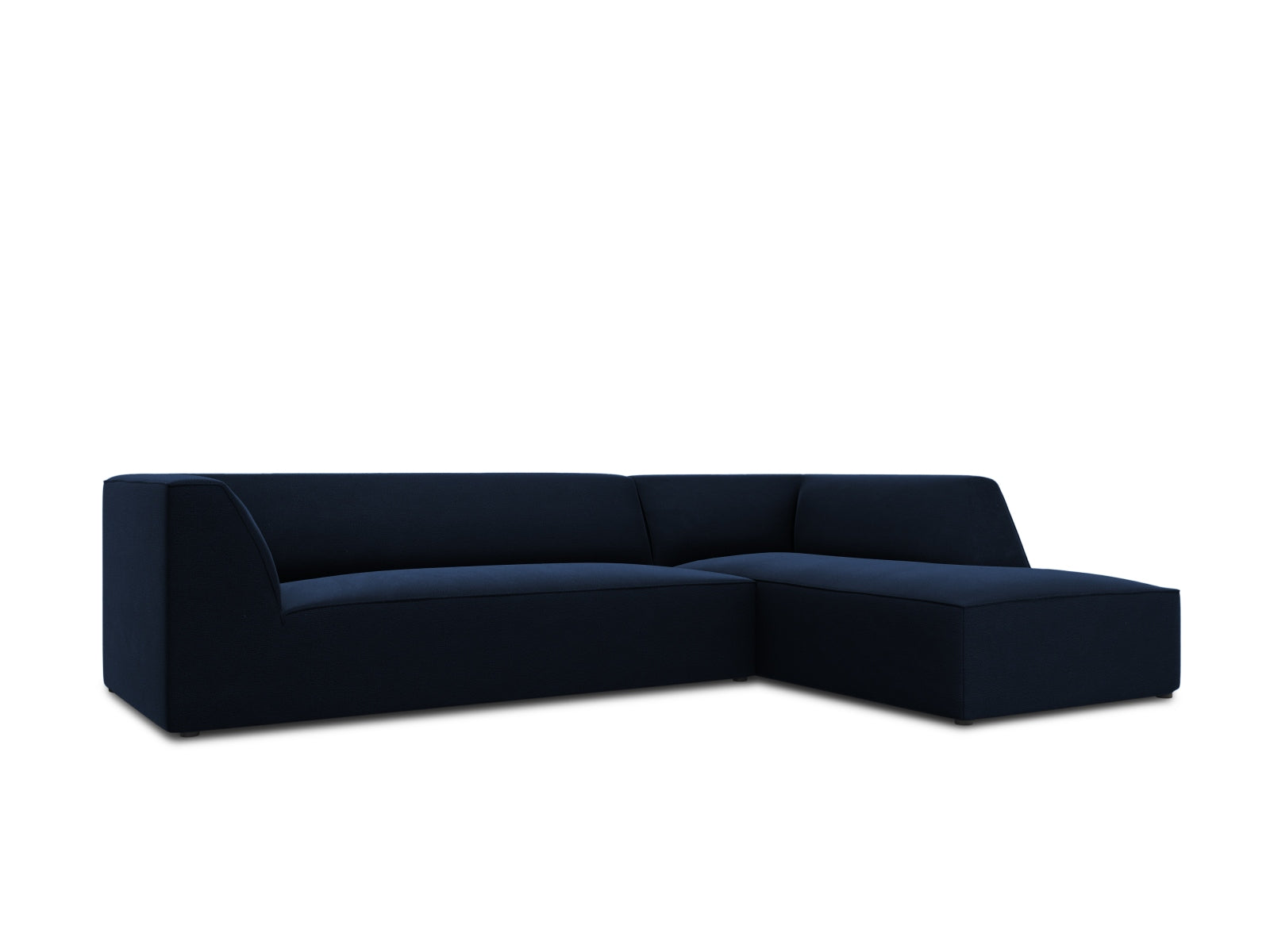 Erleben Sie das Ruby Velour Ecksofa rechts von Micadoni – ein luxuriöses 4-Sitzer Sofa, das modernes Design und anpassbare Funktionalität perfekt kombiniert.
