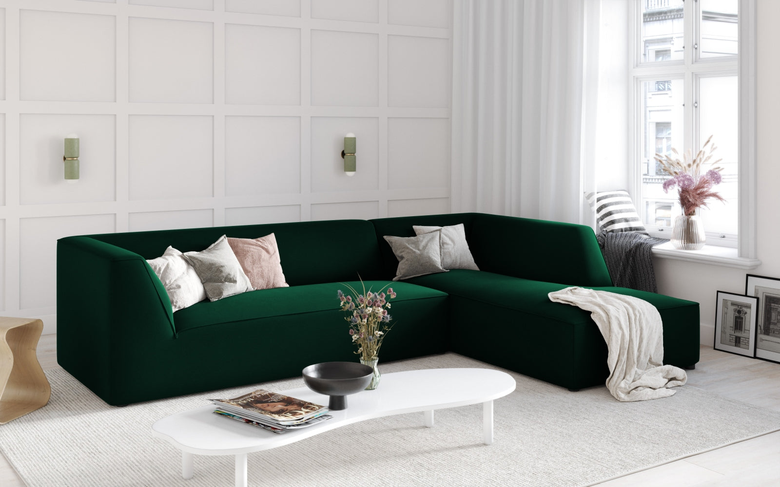 Elegantes Ruby Velour Ecksofa in stilvollem Design, ideal für moderne Wohnräume. Rechtsseitige Anordnung, 4-Sitzer für maximalen Komfort.