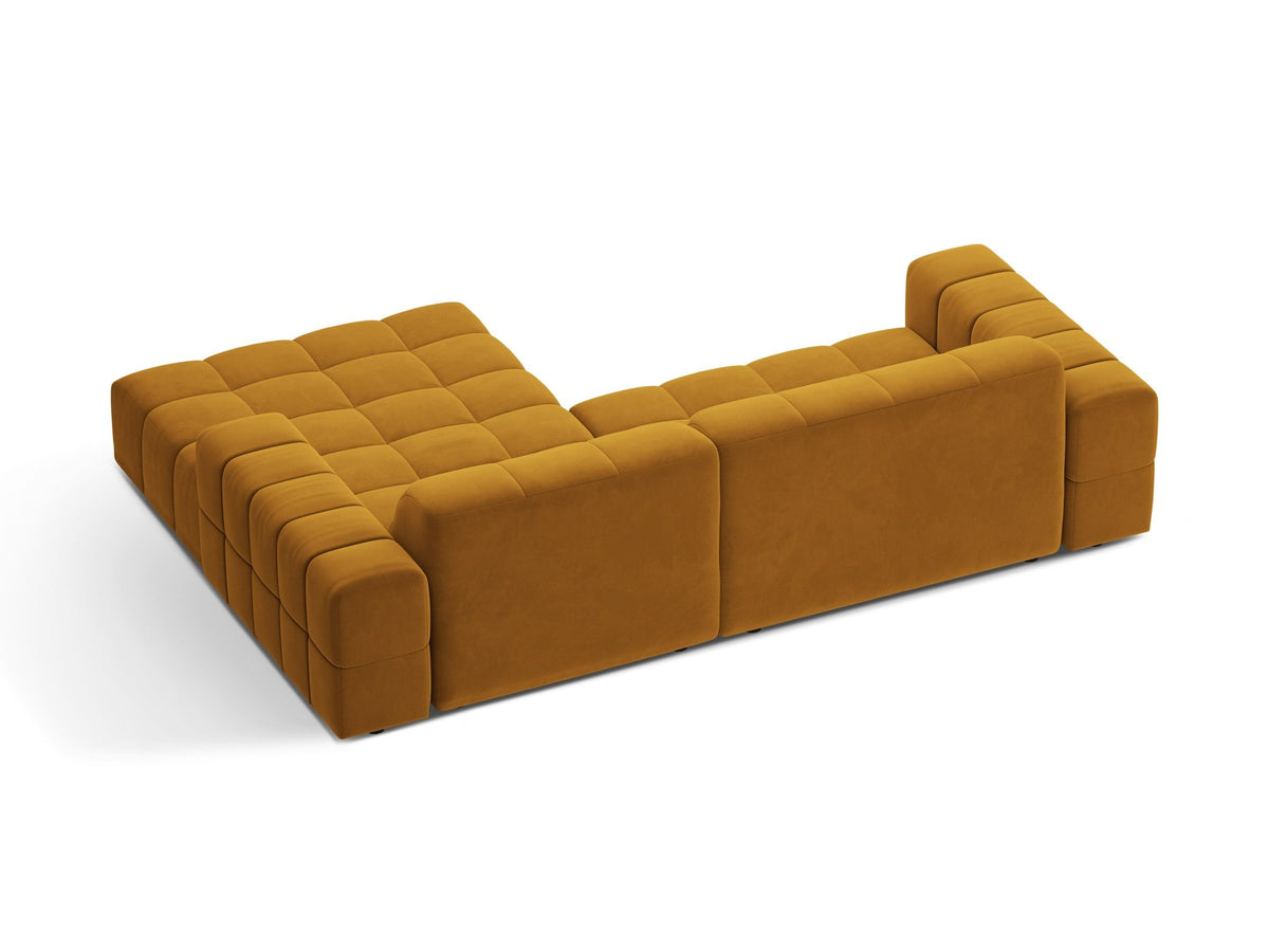 Jennifer Linkes Ecksofa von Micadoni in leichtem Beige, L-Form rechts, bezogen mit Chenille-Stoff Eden 2 Pearl, schwarze Kunststoffbeine.