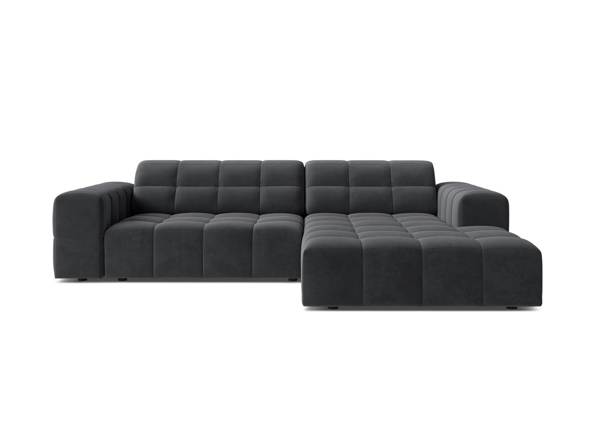 Jennifer Linkes Ecksofa von Micadoni in leichtem Beige, L-Form rechts, bezogen mit Chenille-Stoff Eden 2 Pearl, schwarze Kunststoffbeine.
