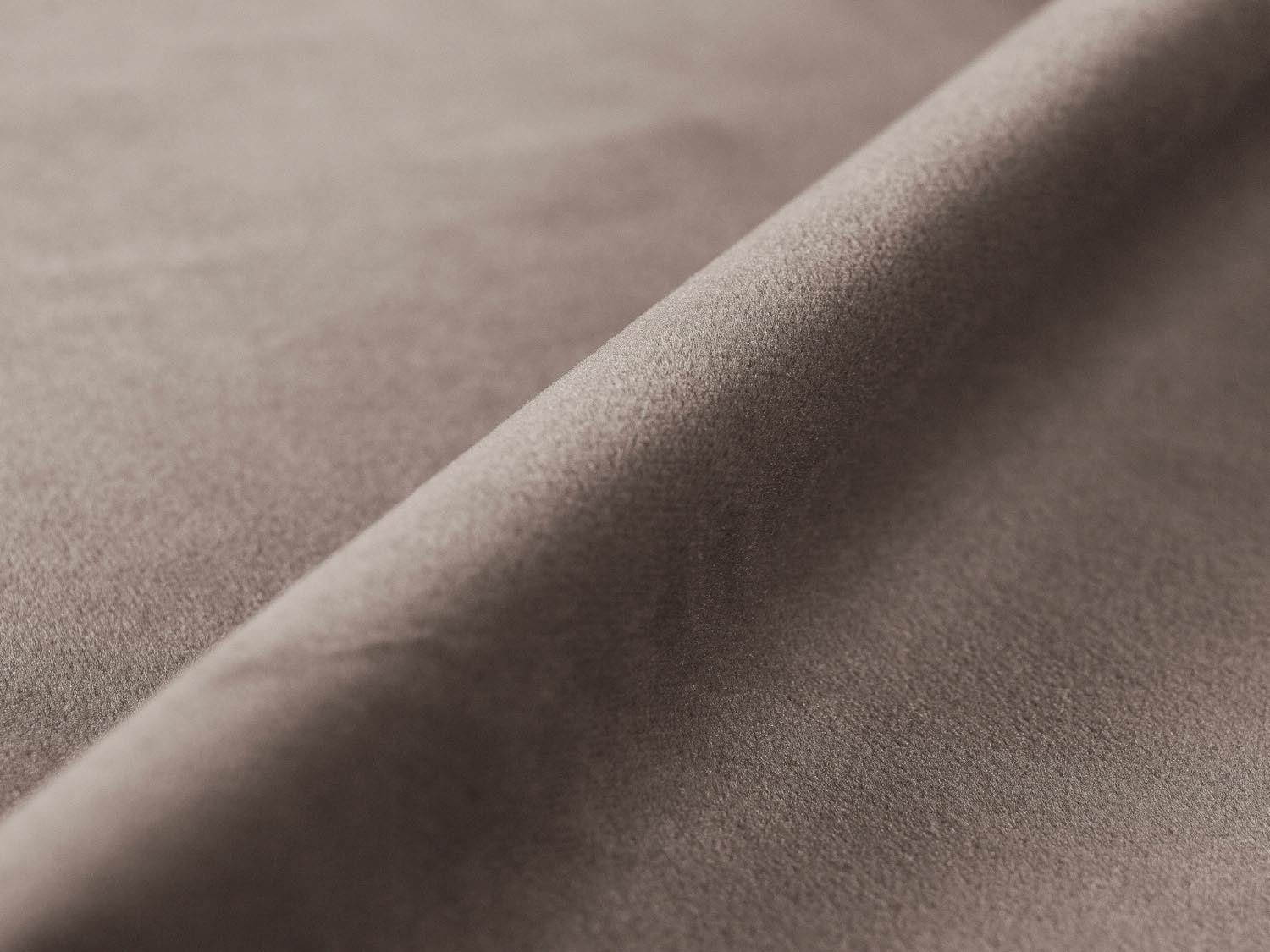 Elegantes Eden Velour Ecksofa rechts in dezentem Grau, ideal für stilvolle Wohnräume und entspannte Stunden von Micadoni.