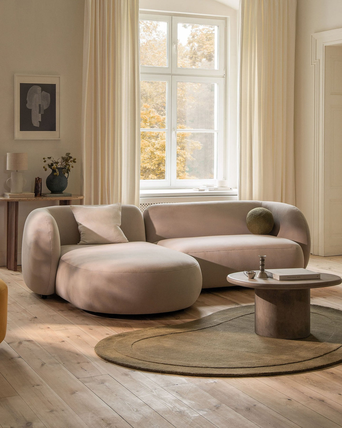 Weisses modulares Ecksofa Kate von Micadoni mit Bouclé-Stoff, schwarzen Kunststoffbeinen und rechts ausgerichteter Formgebung.