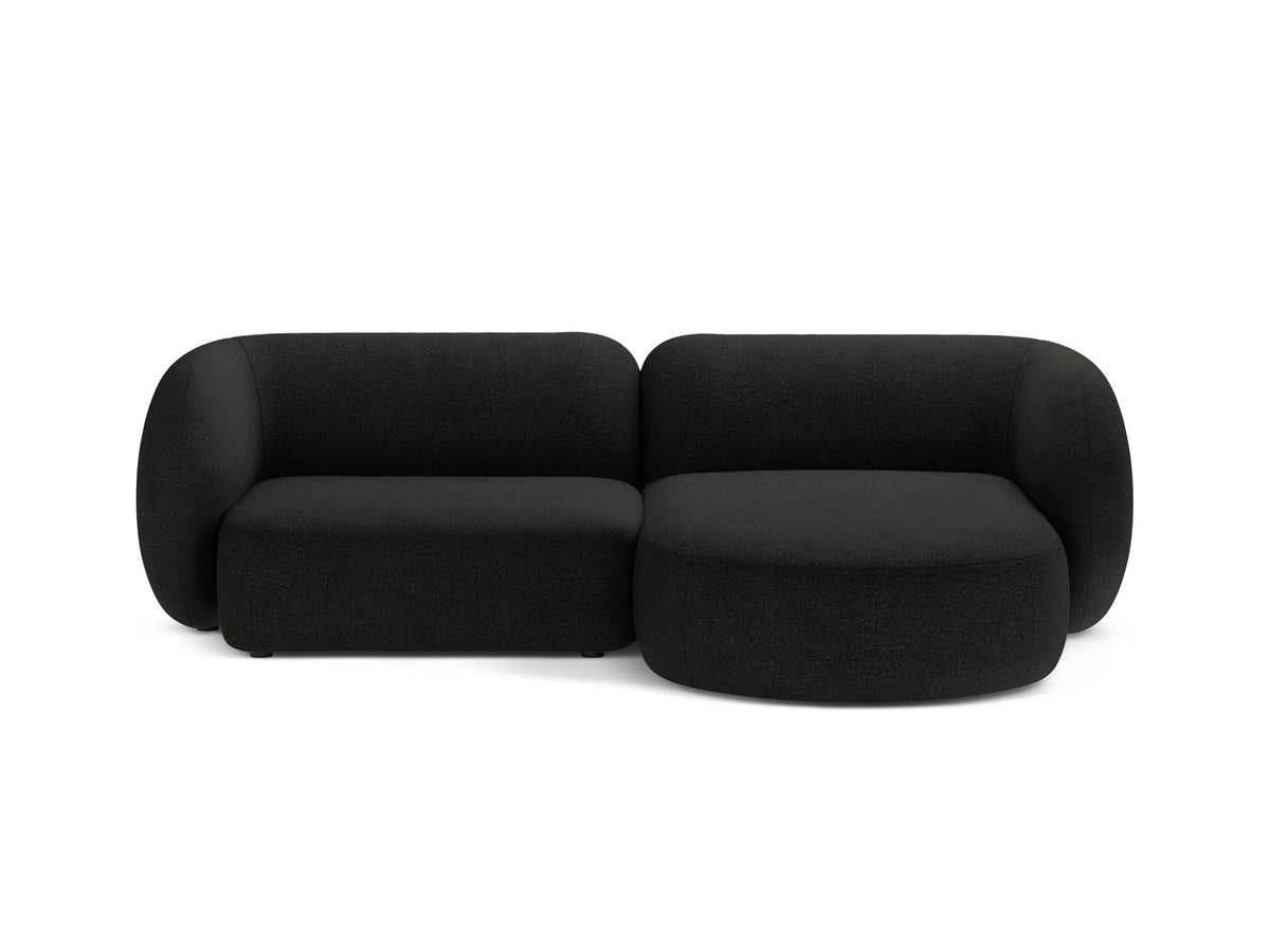Weisses modulares Ecksofa Kate von Micadoni mit Bouclé-Stoff, schwarzen Kunststoffbeinen und rechts ausgerichteter Formgebung.