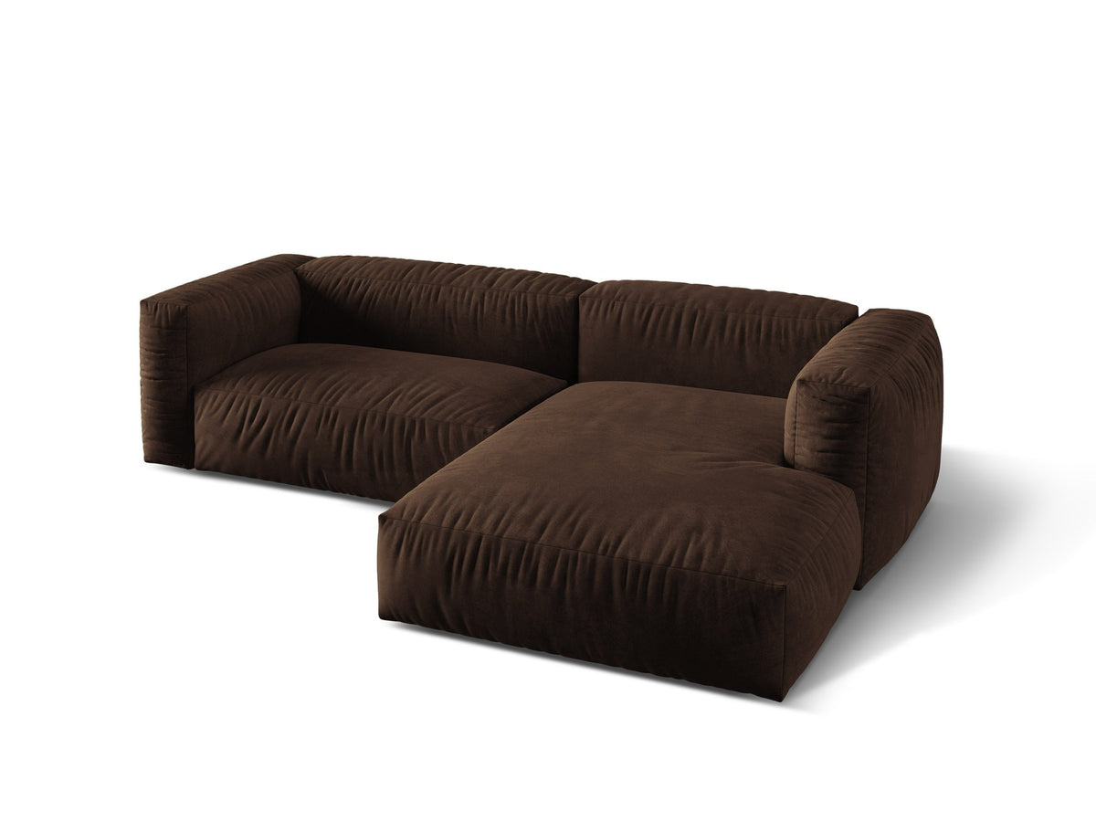 Ecksofa rechts Martina XL von Micadoni in Schokolade, Veloursstoff Vogue 6, mit Polypropylen-Beinen und breiter Sitzfläche.