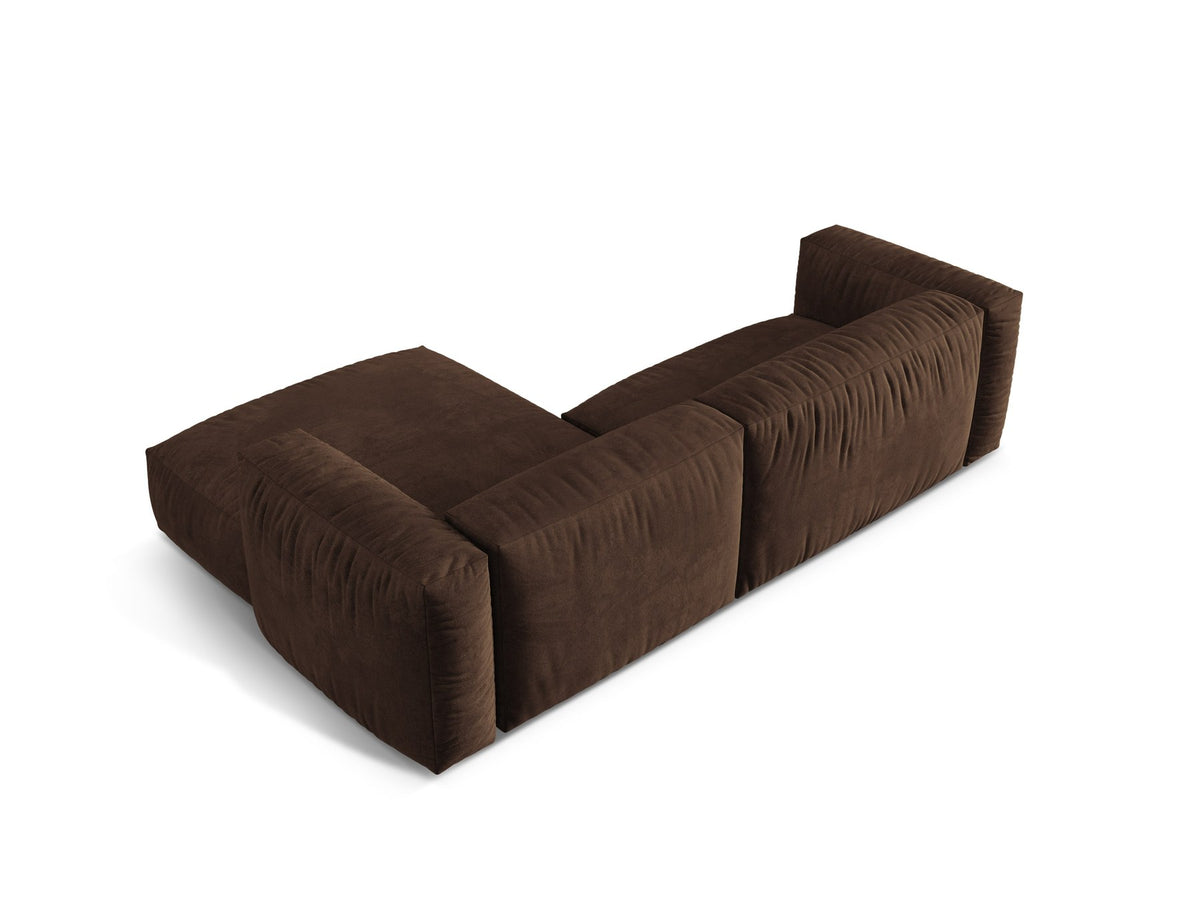 Ecksofa rechts Martina XL von Micadoni in Schokolade, Veloursstoff Vogue 6, mit Polypropylen-Beinen und breiter Sitzfläche.