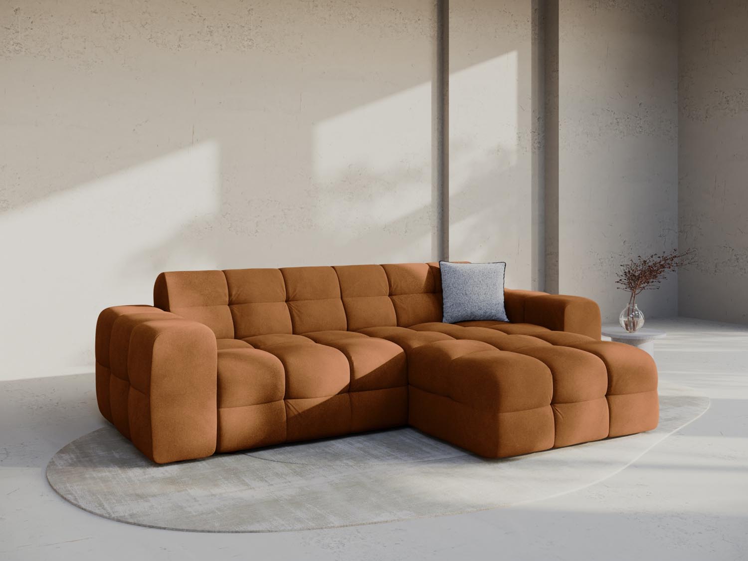 Elegantes Kendal Velour Ecksofa in Camel, ideal für stilvolle Wohnräume. Komfortables 4-Sitzer L-Sofa von Micadoni, perfekt für entspannte Abende.