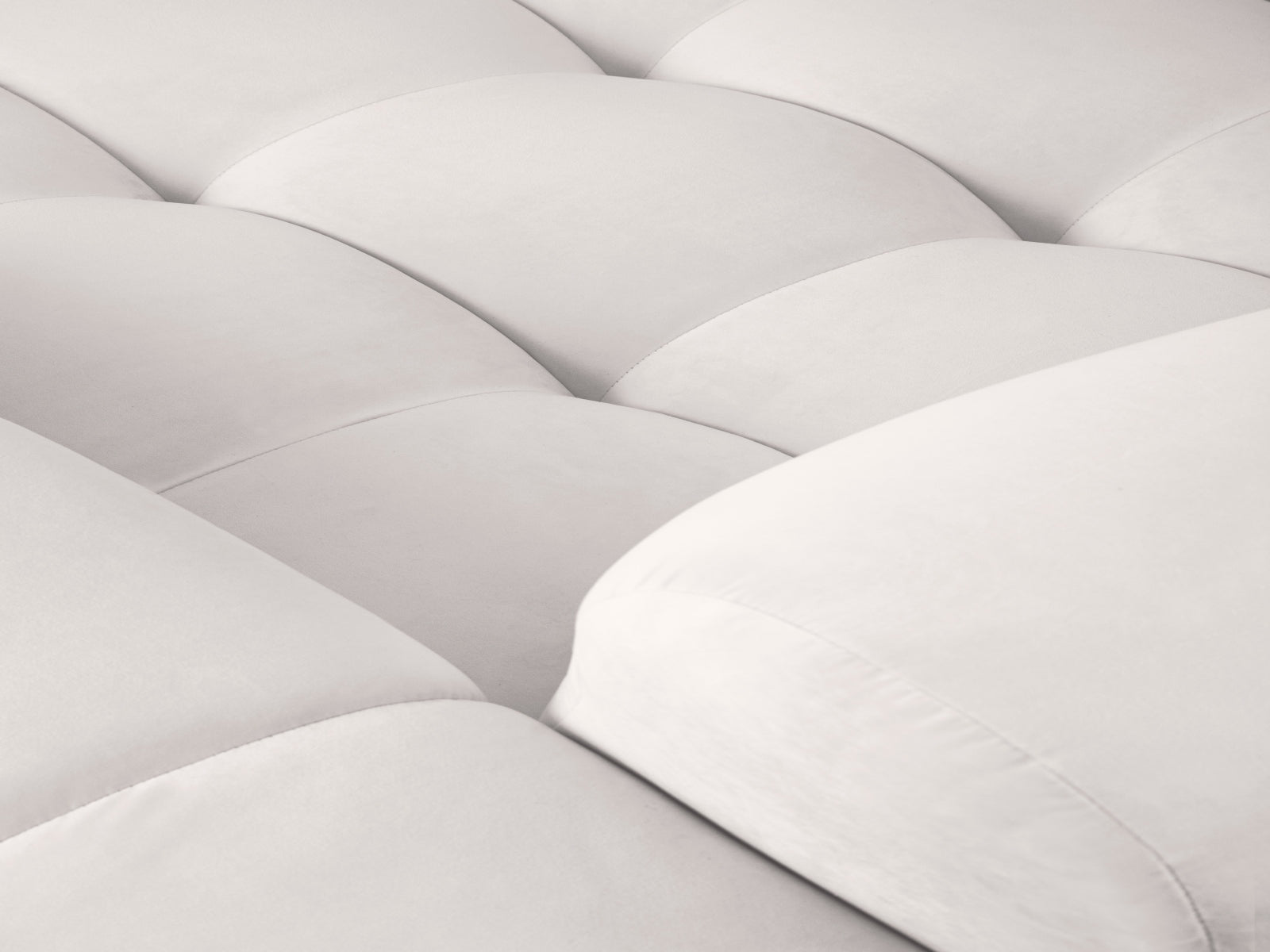 Elegantes Kendal Velour Ecksofa in stilvollem Grau, ideal für entspannte Abende. Geräumiges 4-Sitzer L-Sofa von Micadoni für Ihr Zuhause.
