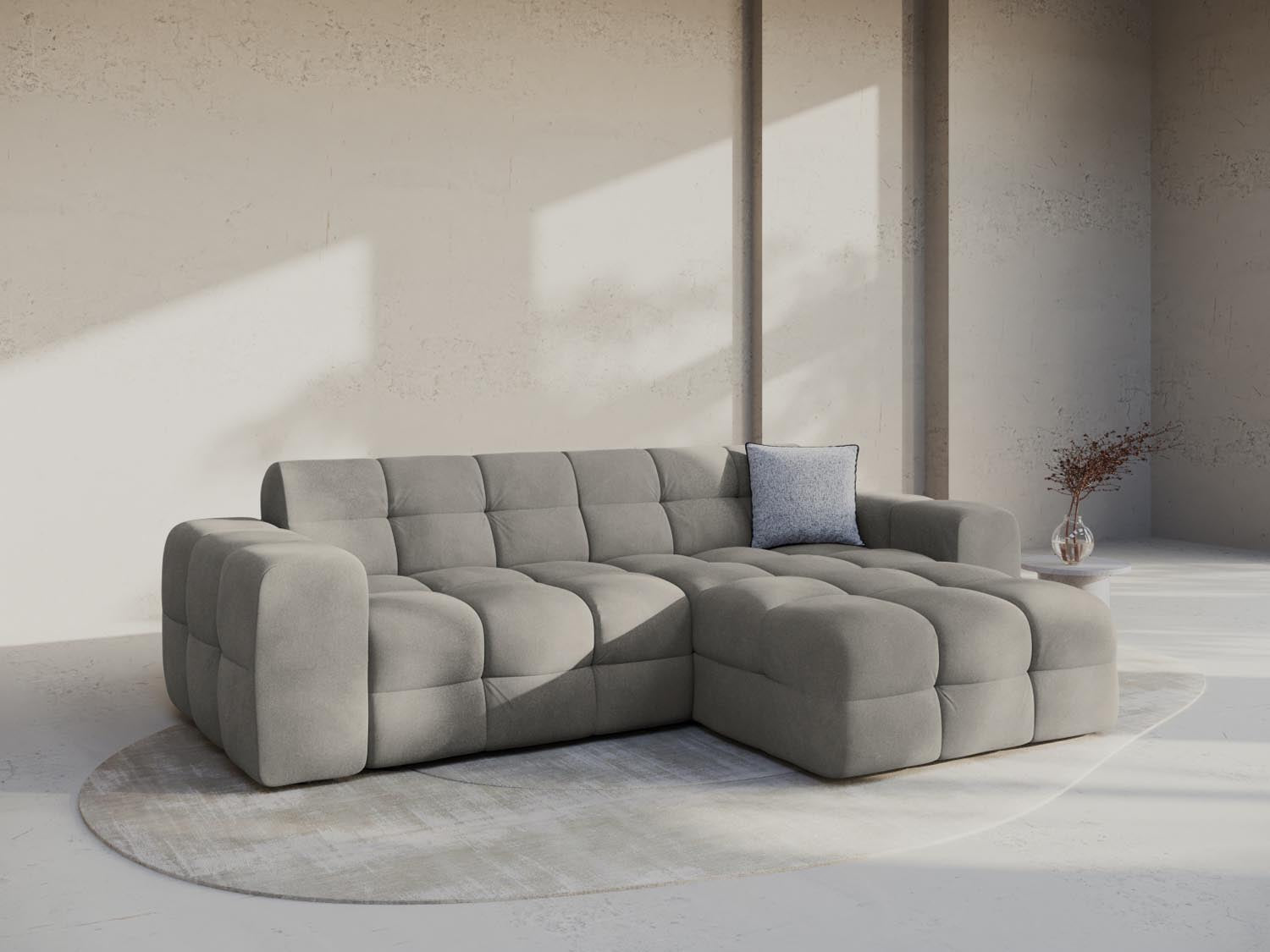 Elegantes Kendal Velour Ecksofa in Dunkelgrau, ideal für stilvolle Wohnräume. Komfortables 4-Sitzer L-Sofa von Micadoni.