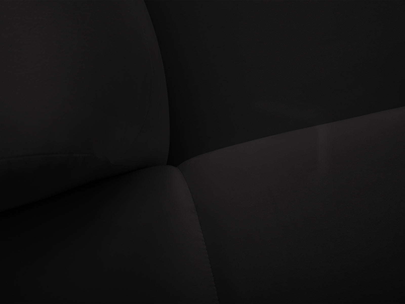 Elegantes Kendal Velour Ecksofa in Schwarz, ideal für 4 Personen, bietet eine harmonische Kombination aus Stil und Bequemlichkeit für Ihr Wohnambiente.