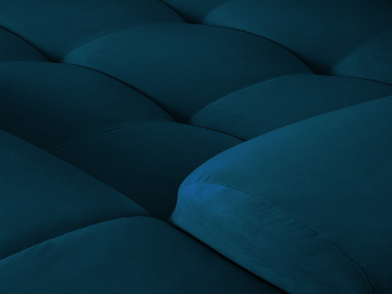 Elegantes Kendal Velour Ecksofa in tiefem Navy Blue, 4-Sitzer, ideal für stilvolle Wohnräume und entspannte Stunden von Micadoni.