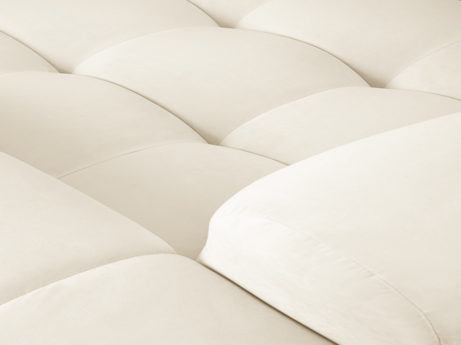 Elegantes Kendal Velour Ecksofa in Ivory, ideal für 4 Personen, bietet stilvolle Akzente und hervorragenden Komfort für Ihr Wohnzimmer.