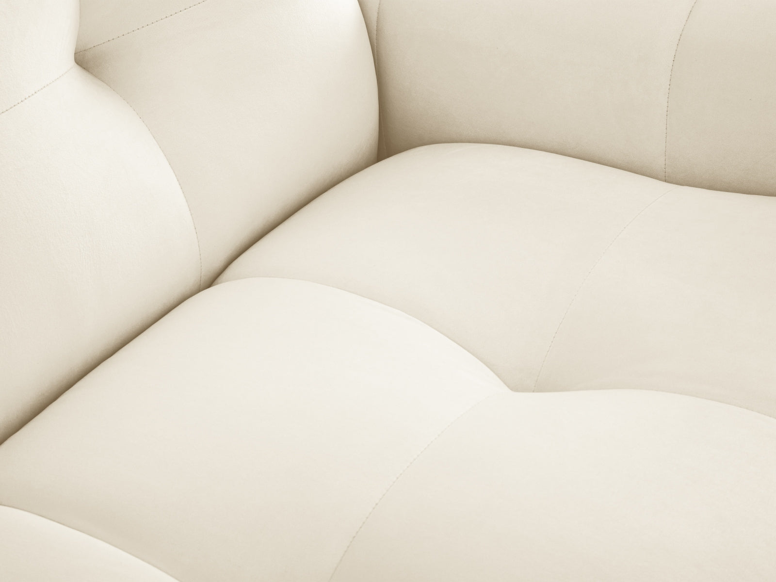 Modernes Kendal Velour Ecksofa in sanftem Ivory, perfekt für 4 Personen, vereint zeitloses Design mit hohem Sitzkomfort und eleganter Ausstrahlung.
