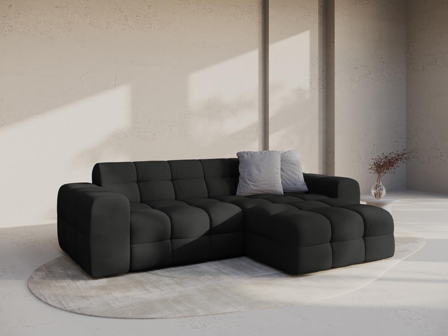 Elegantes Kendal Ecksofa in Schwarz, 4-Sitzer, ideal für moderne Wohnräume, stilvoll und komfortabel, von Micadoni.