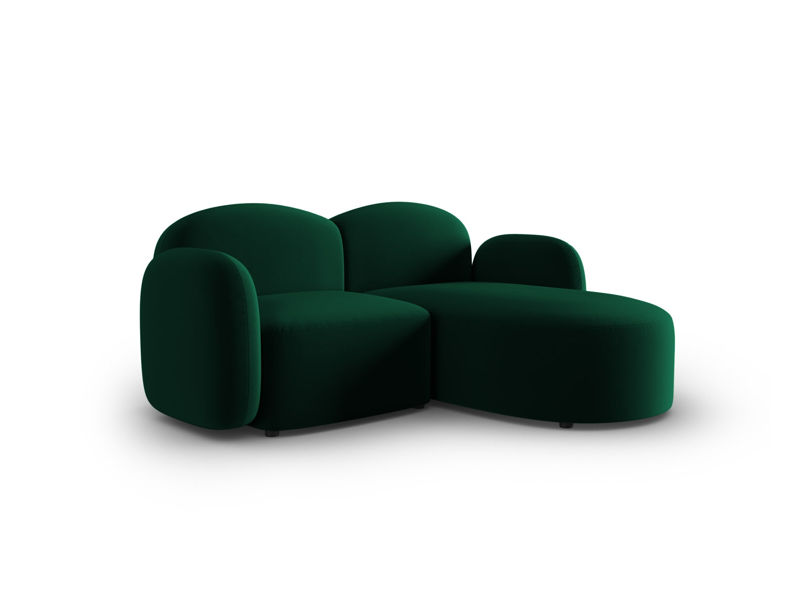 Entdecken Sie das elegante Blair Velour Ecksofa rechts 3-Sitzer von Micadoni – perfekt für stilvolle Wohnzimmer und entspannte Stunden.