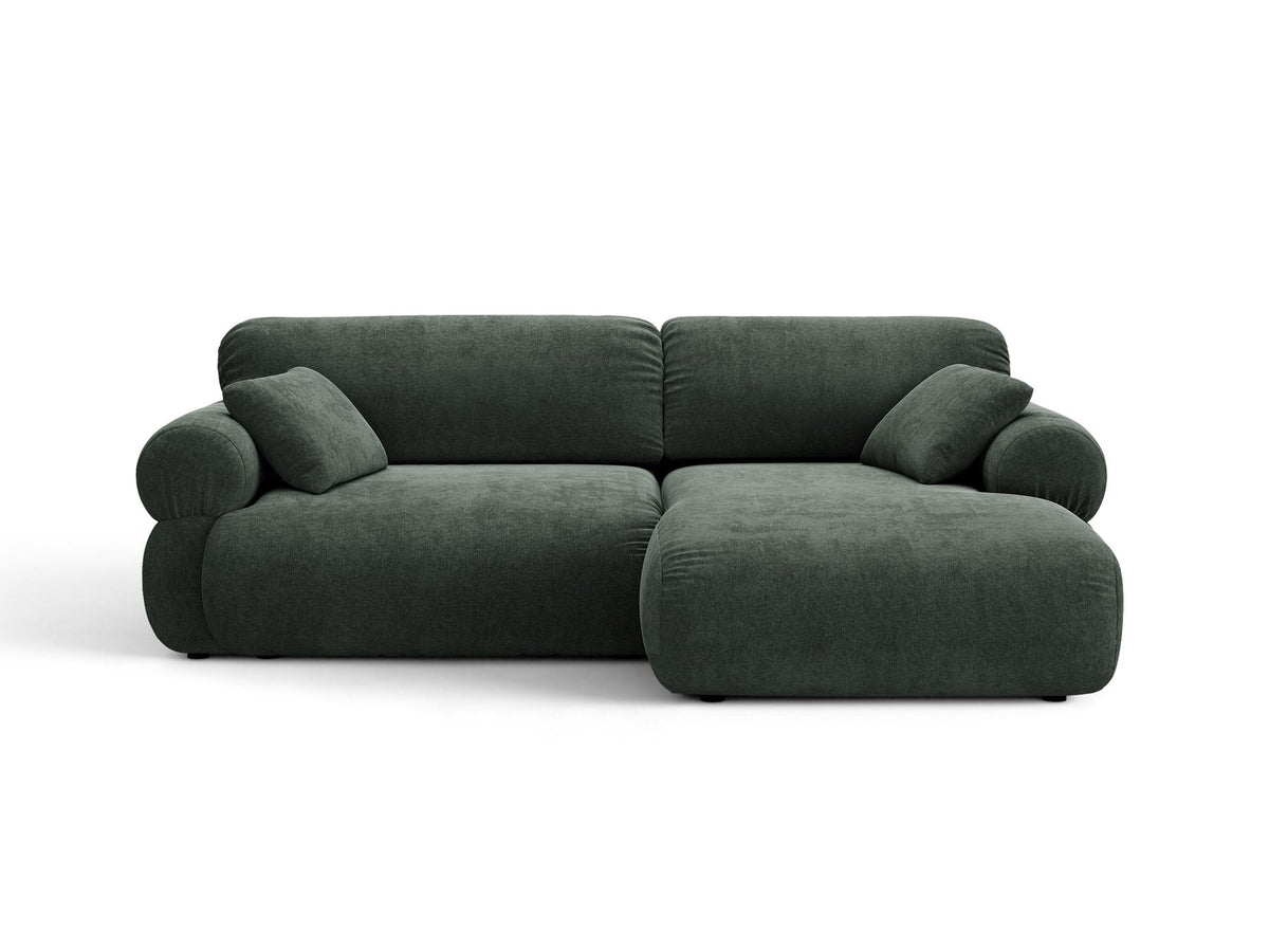Beiges L-Ecksofa Ophelia von Micadoni mit Stoffbezug Liberty, schwarzen Kunststoffbeinen und niedriger, abgerundeter Sitzform.