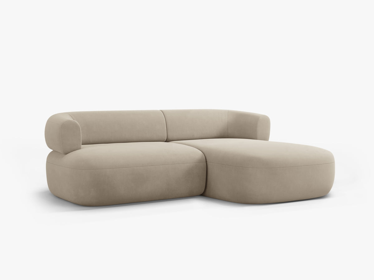 Jenny Velour Ecksofa rechts 5 Sitzer in Beige-Salvador präsentiert im Onlineshop von KAQTU Design AG. L-Sofa rechts ist von Micadoni
