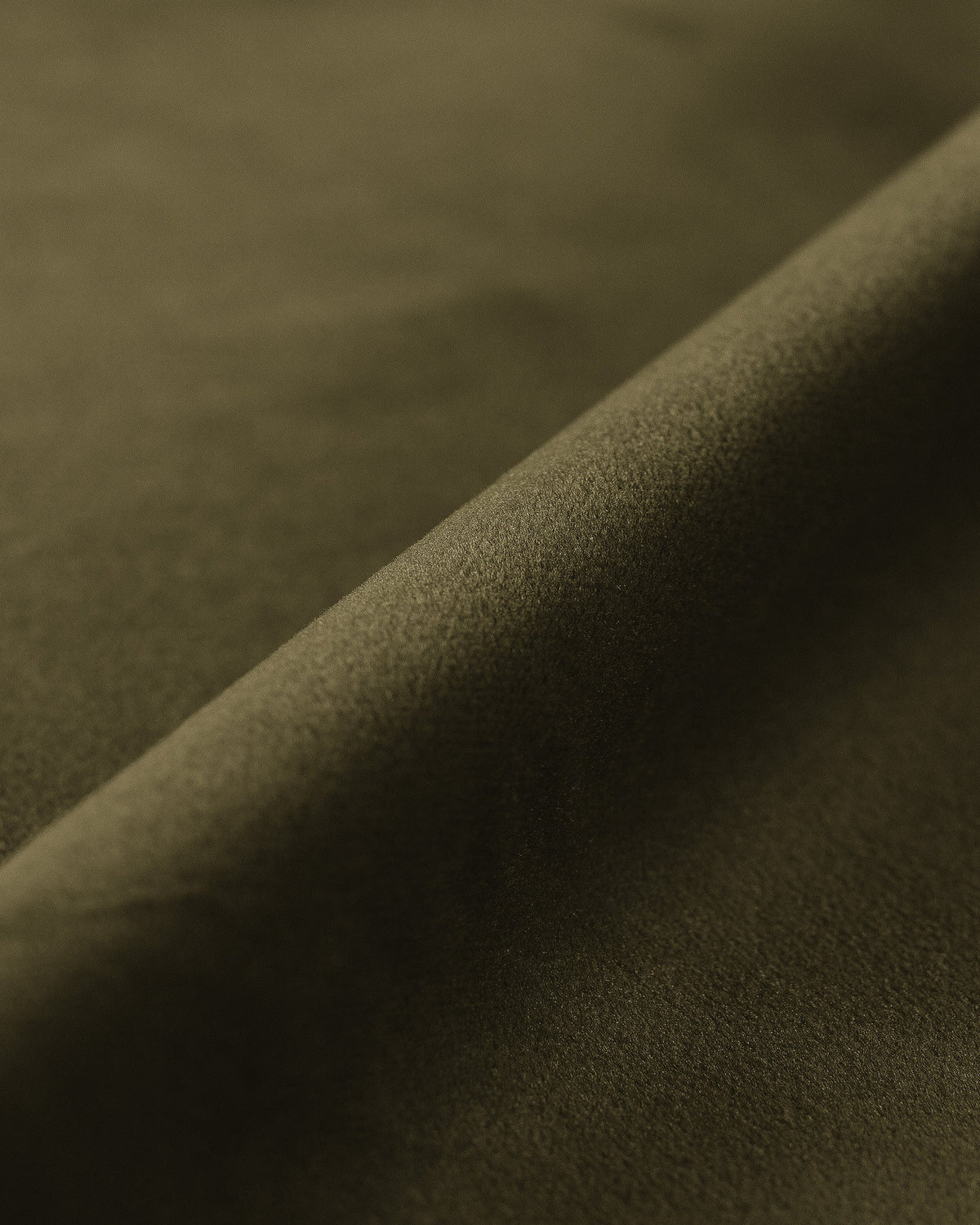 Jenny Velour Ecksofa rechts 5 Sitzer in Green-Salvador präsentiert im Onlineshop von KAQTU Design AG. L-Sofa rechts ist von Micadoni