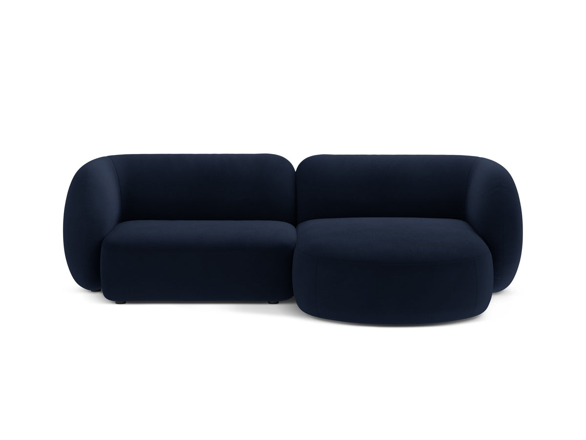 Weisses modulares Ecksofa Kate von Micadoni mit Bouclé-Stoff, schwarzen Kunststoffbeinen und rechts ausgerichteter Formgebung.