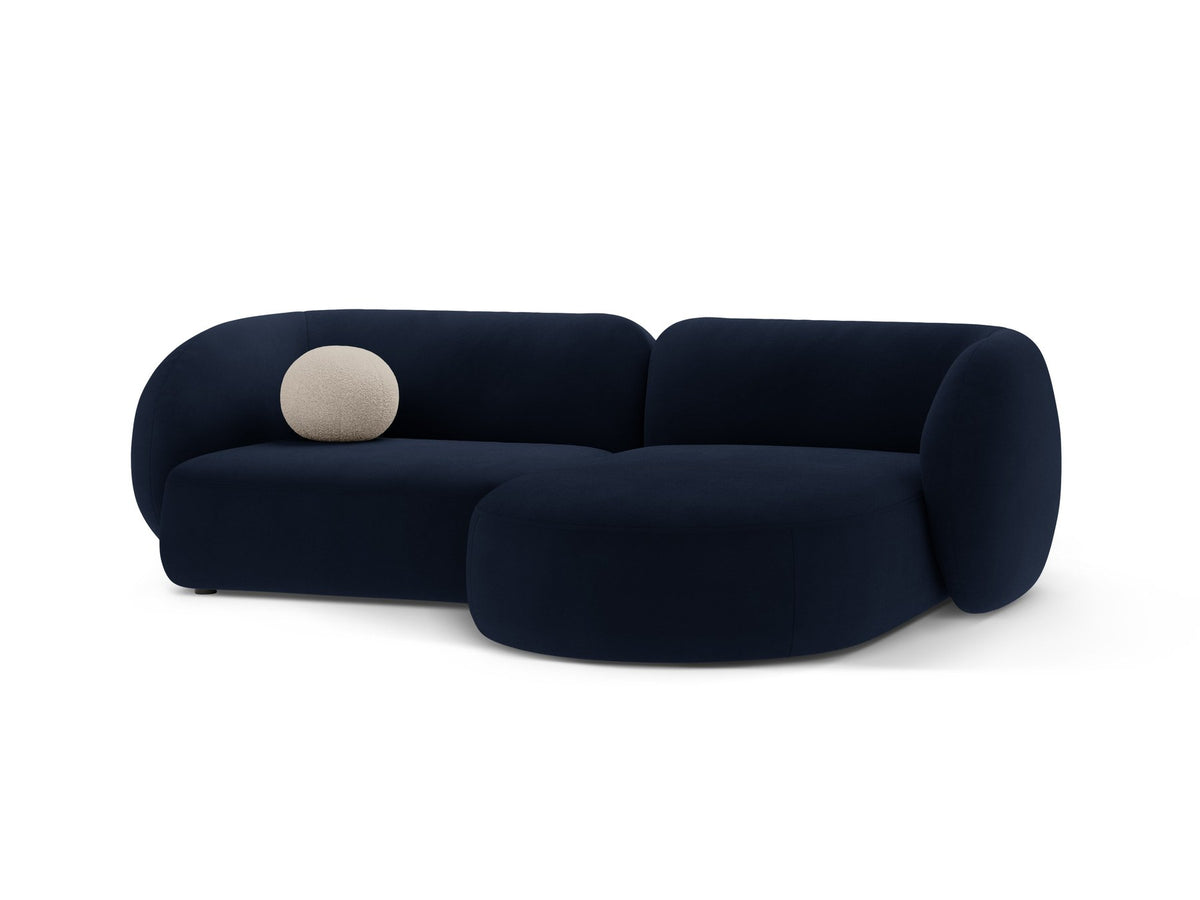 Weisses modulares Ecksofa Kate von Micadoni mit Bouclé-Stoff, schwarzen Kunststoffbeinen und rechts ausgerichteter Formgebung.