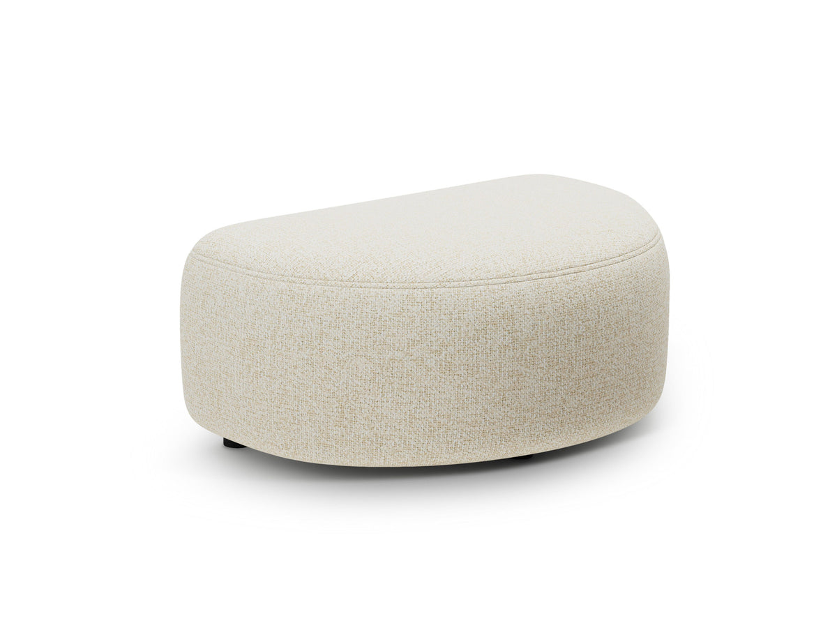 Kate Pouf von Micadoni in Weiss, rechteckige Form mit Stoffbezug Baloo, auf kurzen Beinen aus Polypropylen, kompakte Sitzfläche.