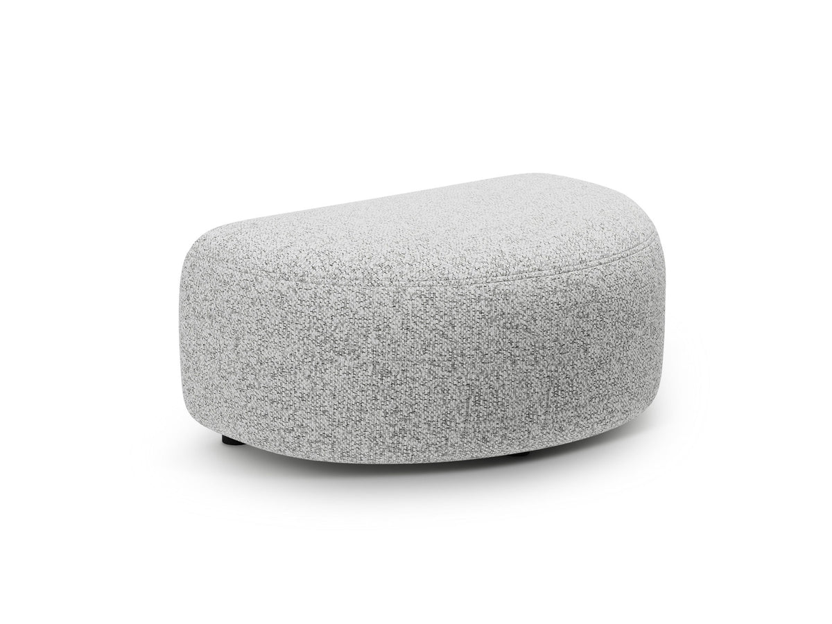 Kate Pouf von Micadoni in Weiss, rechteckige Form mit Stoffbezug Baloo, auf kurzen Beinen aus Polypropylen, kompakte Sitzfläche.