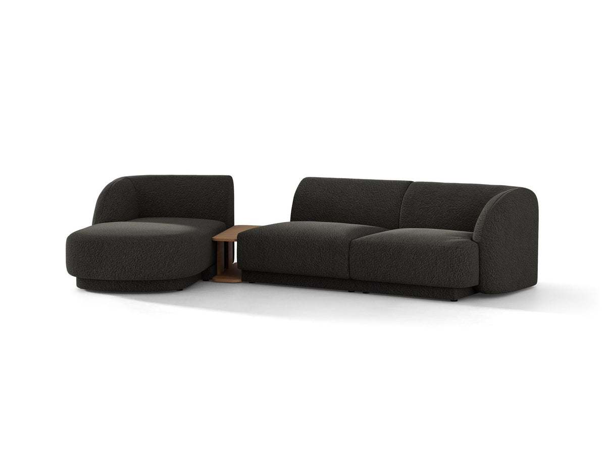Braunes modulares Sofa Miley von Micadoni mit Bouclé-Stoff, schwarzen Kunststoffbeinen und breiter Sitzfläche im Wohnraum.