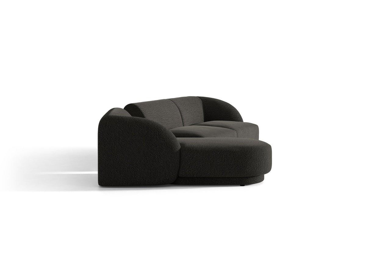 Braunes modulares Sofa Miley von Micadoni mit Bouclé-Stoff, schwarzen Kunststoffbeinen und breiter Sitzfläche im Wohnraum.