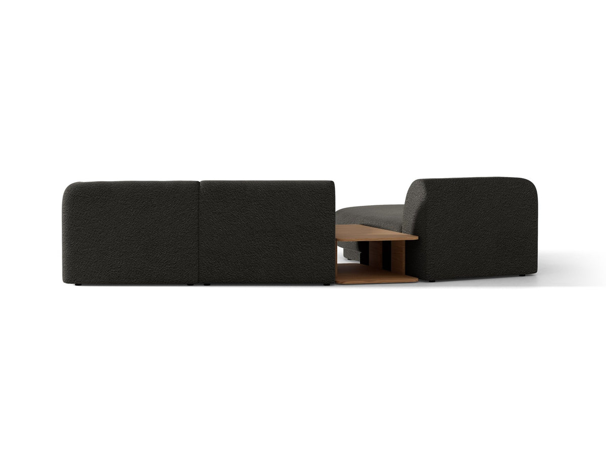 Braunes modulares Sofa Miley von Micadoni mit Bouclé-Stoff, schwarzen Kunststoffbeinen und breiter Sitzfläche im Wohnraum.