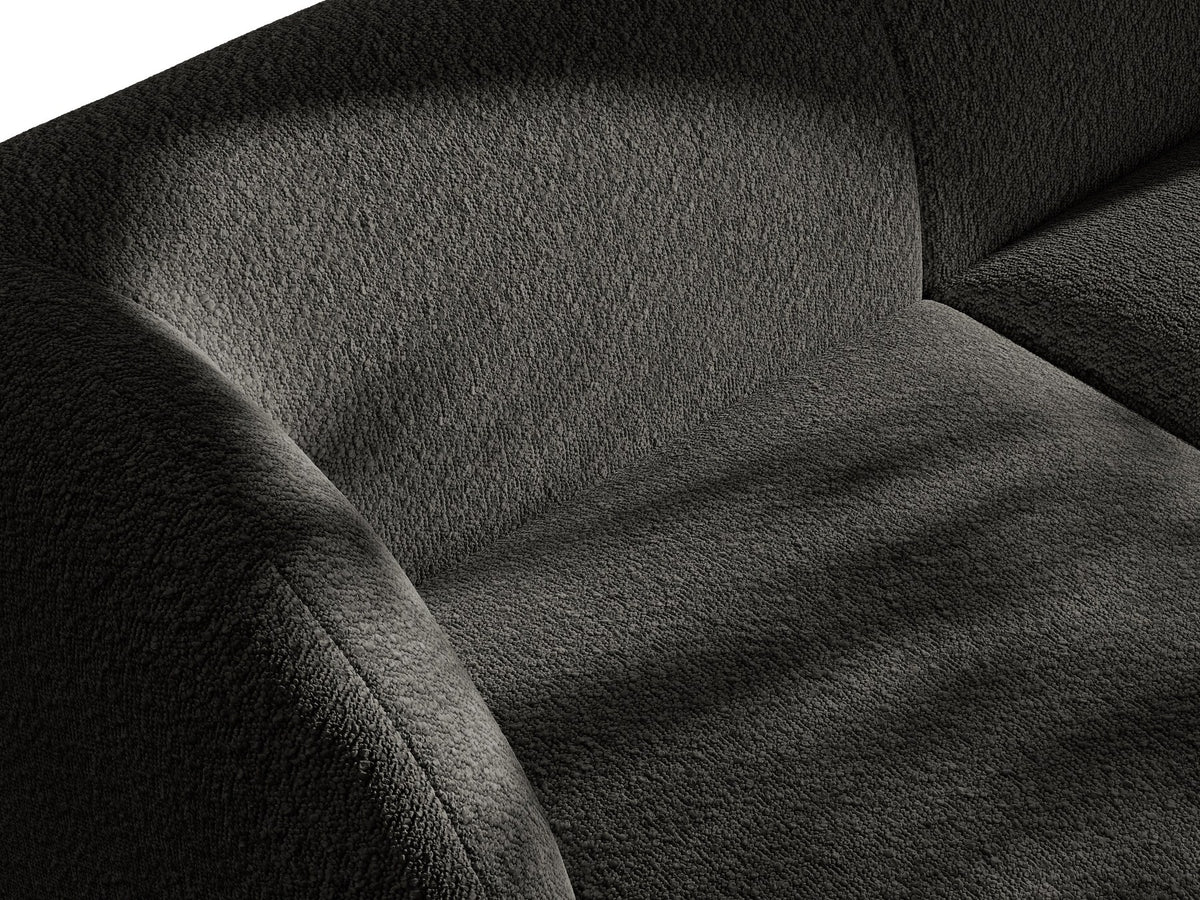 Braunes modulares Sofa Miley von Micadoni mit Bouclé-Stoff, schwarzen Kunststoffbeinen und breiter Sitzfläche im Wohnraum.