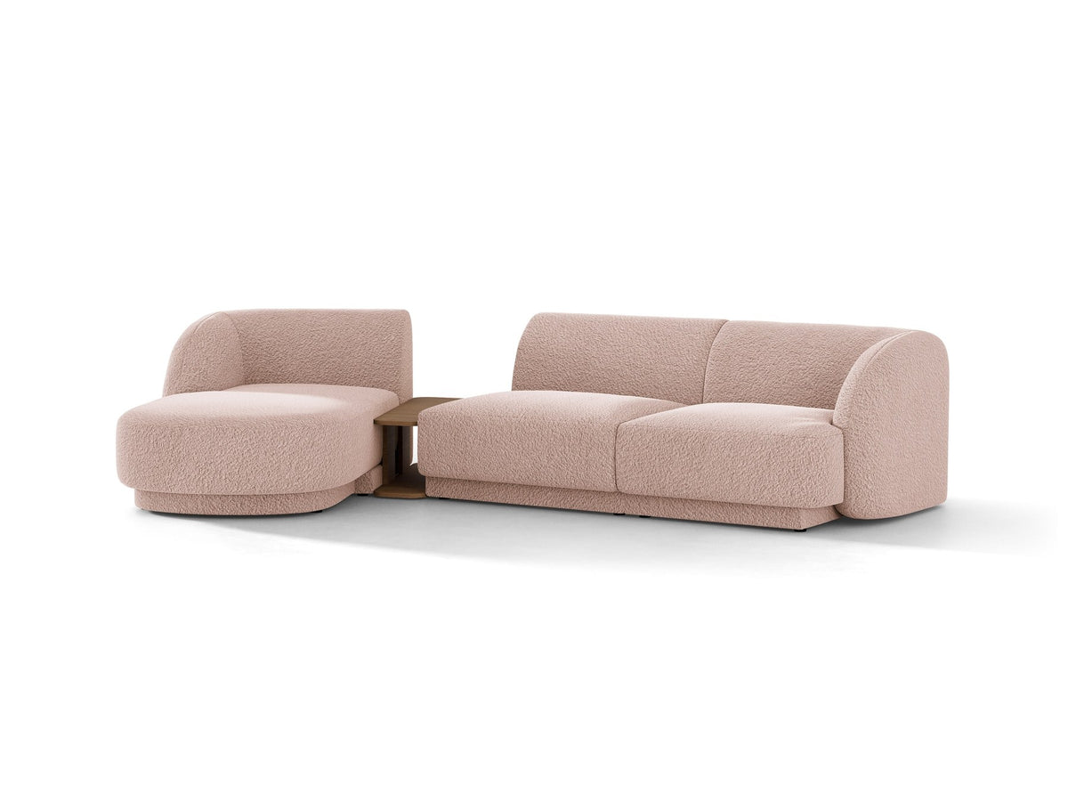 Braunes modulares Sofa Miley von Micadoni mit Bouclé-Stoff, schwarzen Kunststoffbeinen und breiter Sitzfläche im Wohnraum.