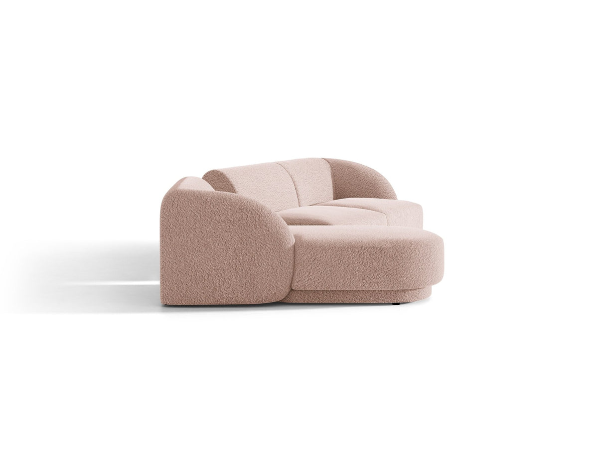 Braunes modulares Sofa Miley von Micadoni mit Bouclé-Stoff, schwarzen Kunststoffbeinen und breiter Sitzfläche im Wohnraum.