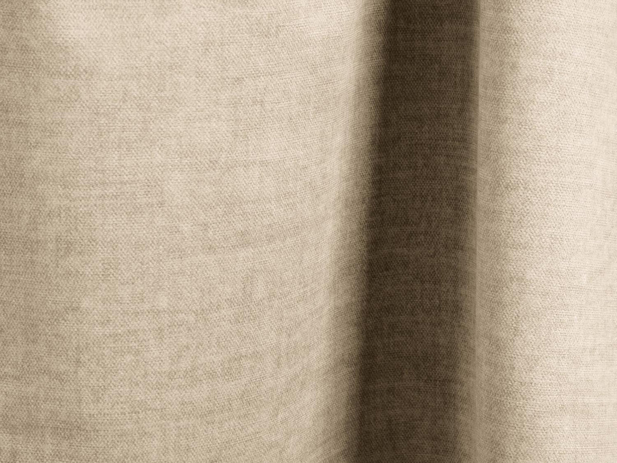 Stilvolles, modulares L-Sofa in zartem Beige, perfekt für kompakte Wohnräume, ausgestattet mit zwei komfortablen Sitzen und einem praktischen Beistelltisch.