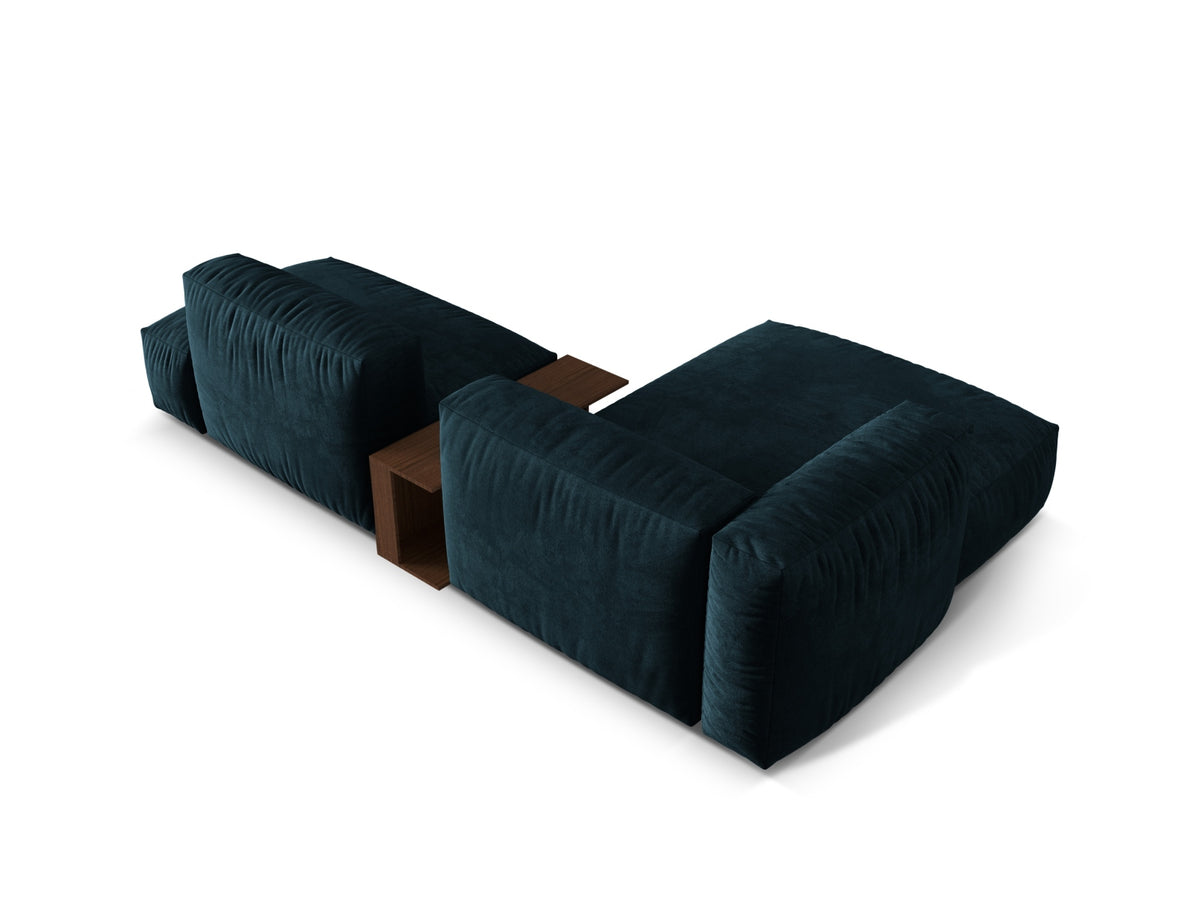 Elegantes Martina L-Sofa links mit zwei Sitzplätzen und integriertem Beistelltisch in sanftem Dunkelbeige, ideal für stilvolle Wohnräume.