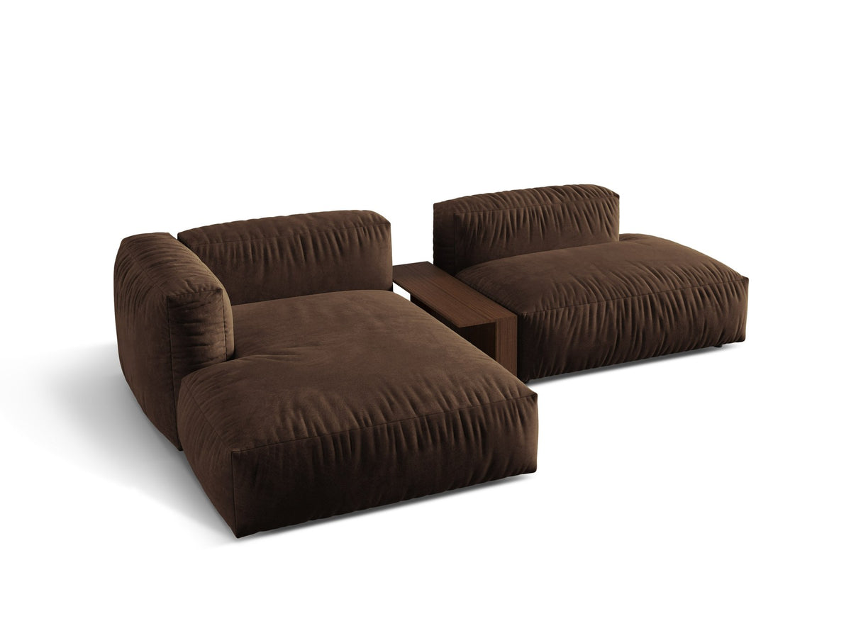 Modulares Ecksofa links Martina von Micadoni in Schokolade mit Veloursstoff-Bezug und schwarzen Kunststoffbeinen, Frontalansicht.