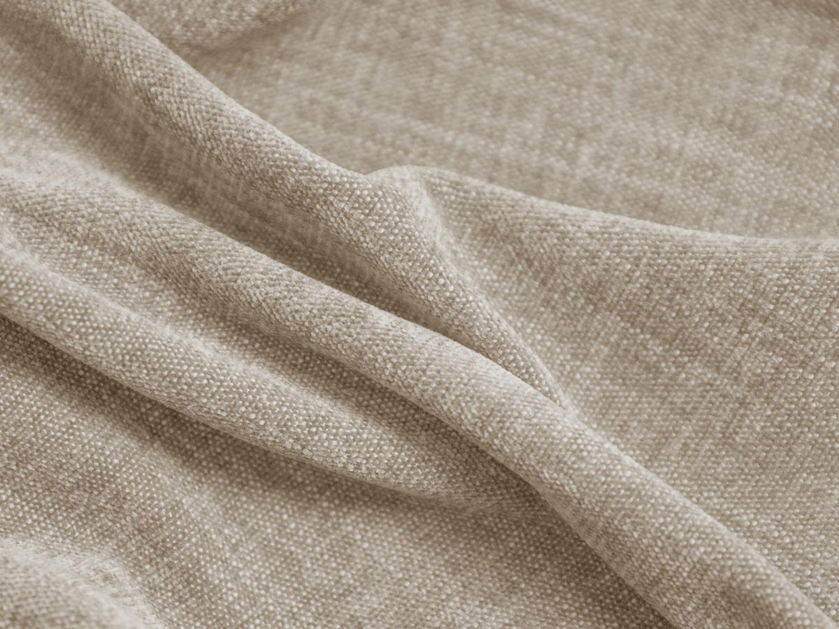 Elegantes Martina Ecksofa links mit 2 Sitzen und integriertem Beistelltisch in zartem Beige, ideal für stilvolle Wohnräume.