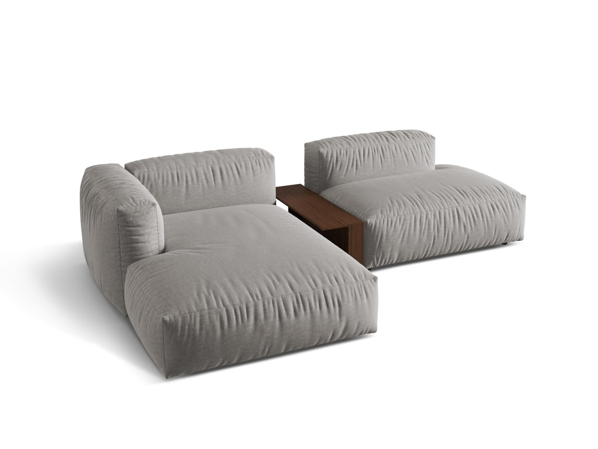 Elegantes, modulares L-Sofa Martina in hellem Grau, linksseitig, ausgestattet mit einem stilvollen Beistelltisch für zusätzlichen Komfort.