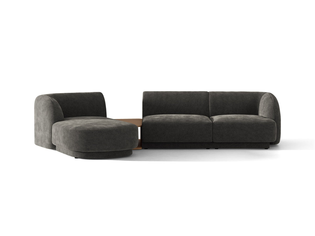 Braunes modulares Sofa Miley von Micadoni mit Bouclé-Stoff, schwarzen Kunststoffbeinen und breiter Sitzfläche im Wohnraum.
