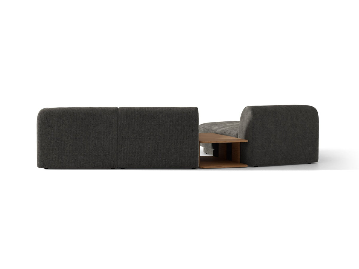 Braunes modulares Sofa Miley von Micadoni mit Bouclé-Stoff, schwarzen Kunststoffbeinen und breiter Sitzfläche im Wohnraum.