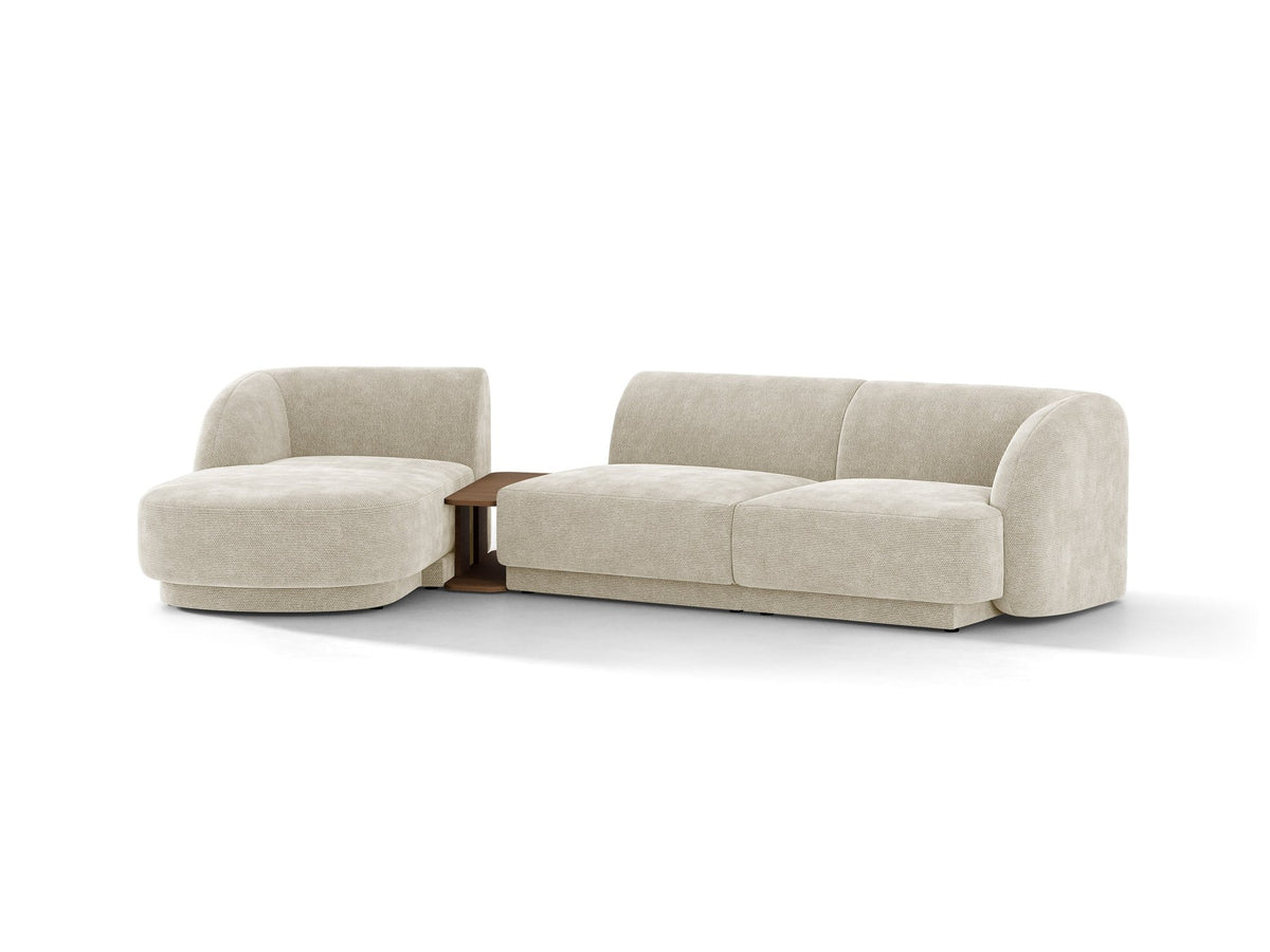 Braunes modulares Sofa Miley von Micadoni mit Bouclé-Stoff, schwarzen Kunststoffbeinen und breiter Sitzfläche im Wohnraum.